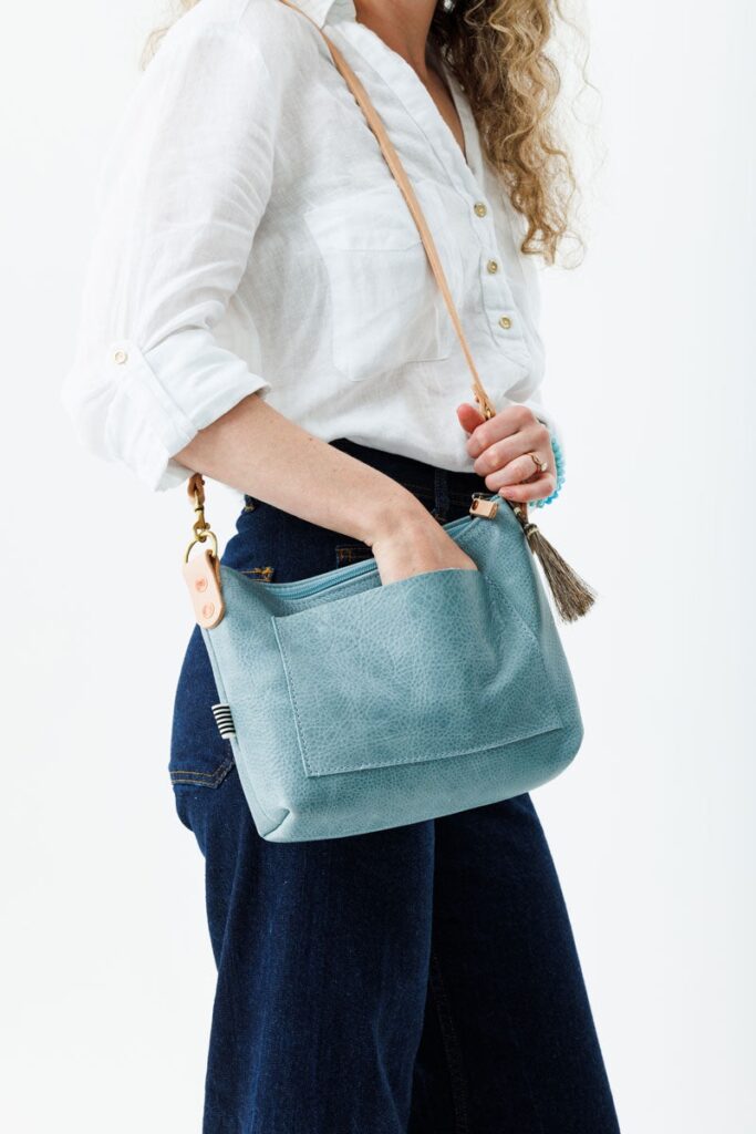 Τσάντες σε dusty αποχρώσεις: Γιατί δείχνουν πιο δεμένες με τα outfit