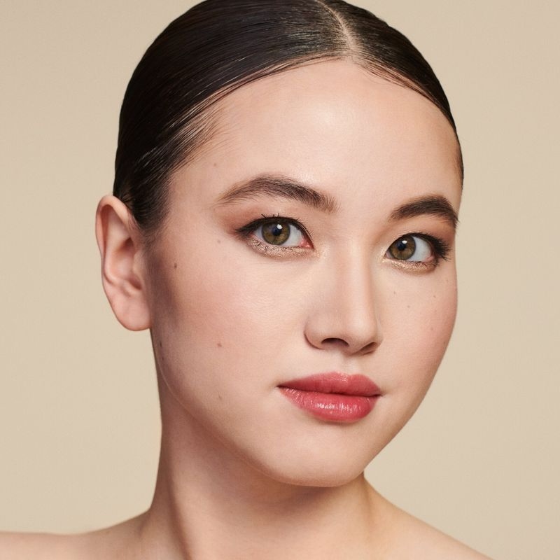 Γιατί τα φυσικά χείλη δείχνουν πιο σύγχρονα από τα έντονα