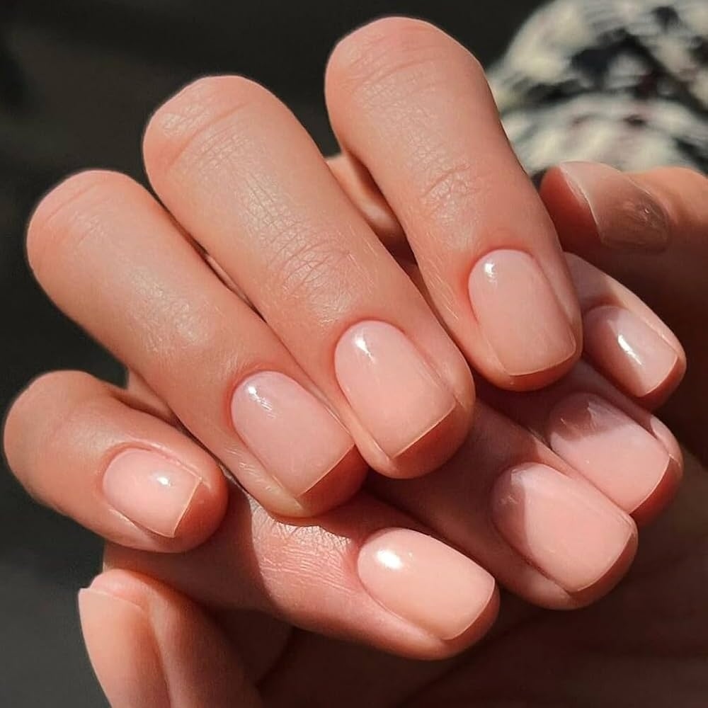 Φυσικό κοντό τετράγωνο σχήμα στα νύχια για πρακτικότητα