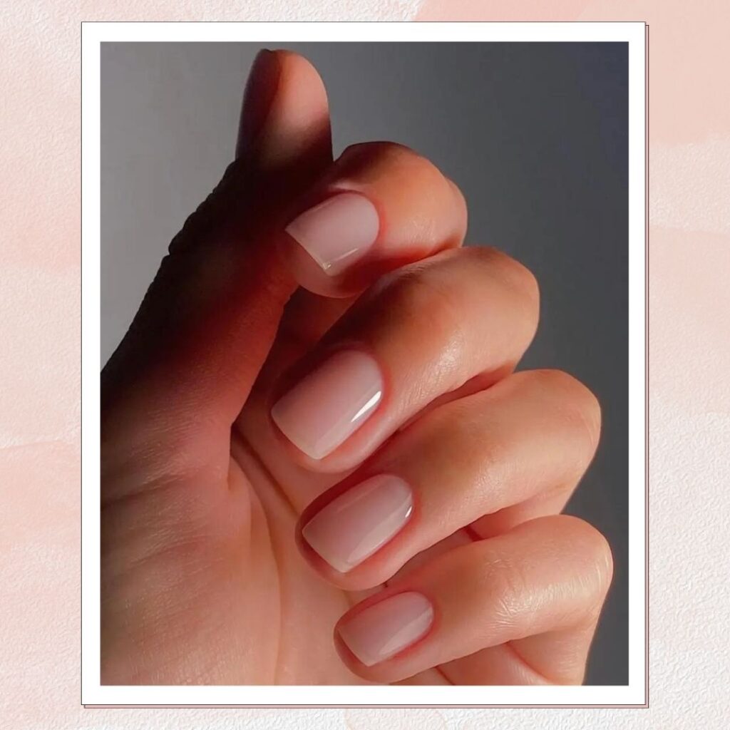 Φυσικό κοντό τετράγωνο σχήμα στα νύχια για πρακτικότητα