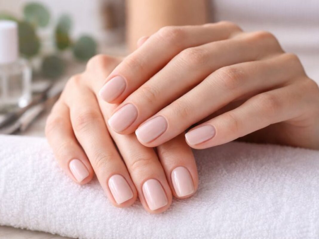 Φυσικό κοντό τετράγωνο σχήμα στα νύχια για πρακτικότητα