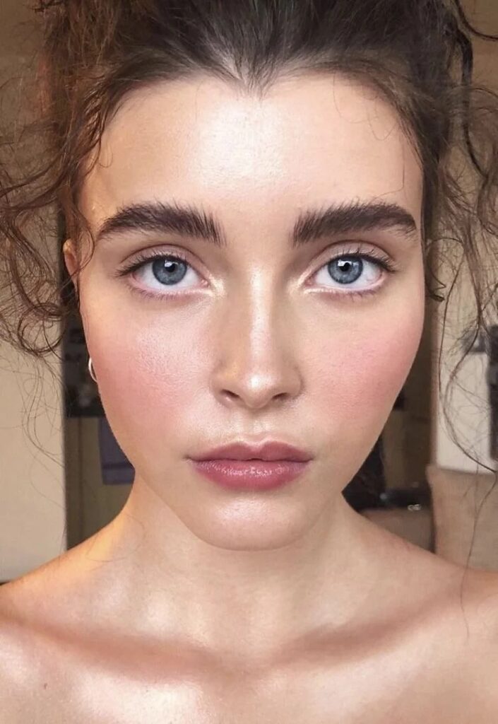 Ghost lashes: η νέα τάση των σχεδόν αόρατων βλεφαρίδων