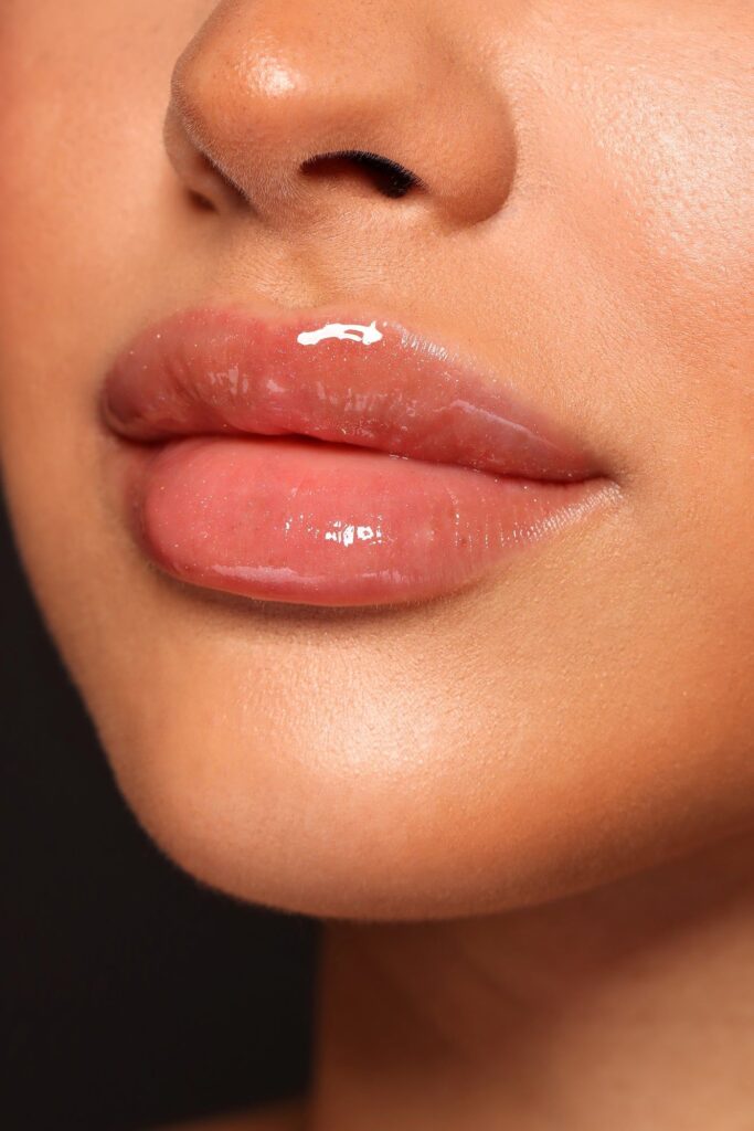 Gloss μόνο στο κέντρο των χειλιών: Το διακριτικό τρικ για πιο ζεστή όψη