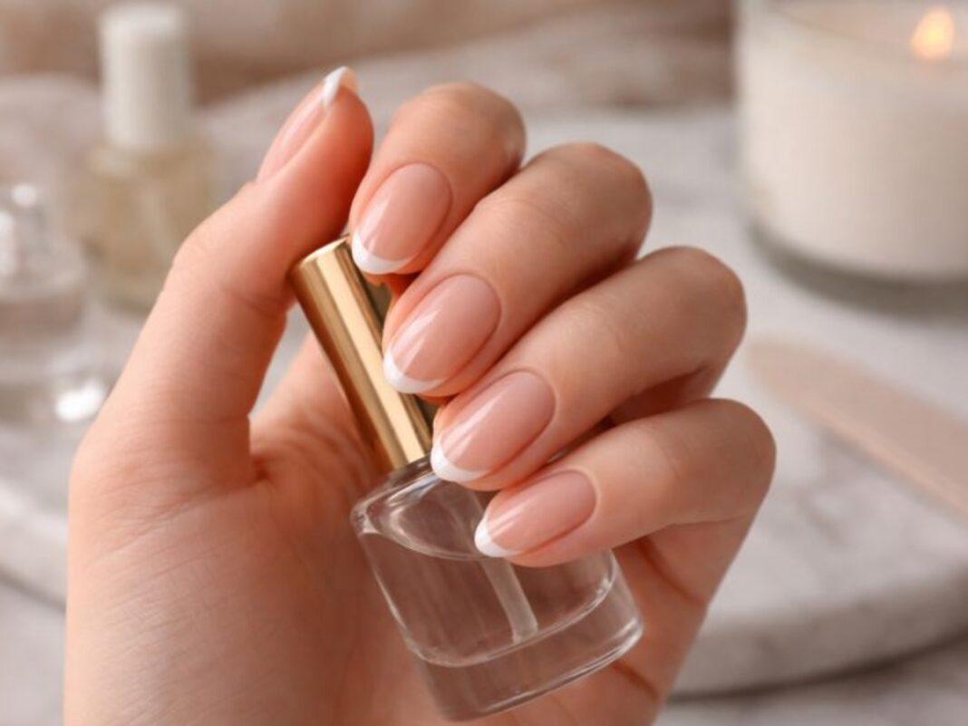 Gloss μόνο στα tips: Η λεπτομέρεια που αλλάζει το μανικιούρ