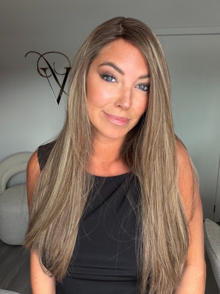 Invisible parting: το χτένισμα που δείχνει πιο γεμάτα τα μαλλιά