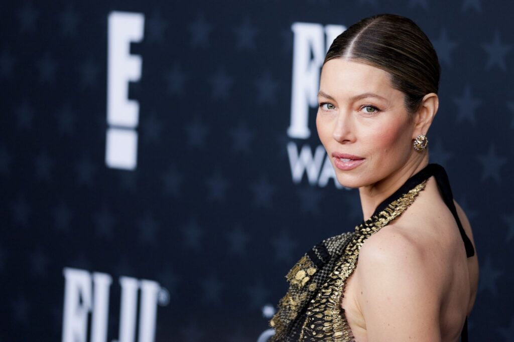 Τζέσικα Μπιλ: Εντυπωσίασε στα Critic Choice Awards και έκλεψε τις εντυπώσεις