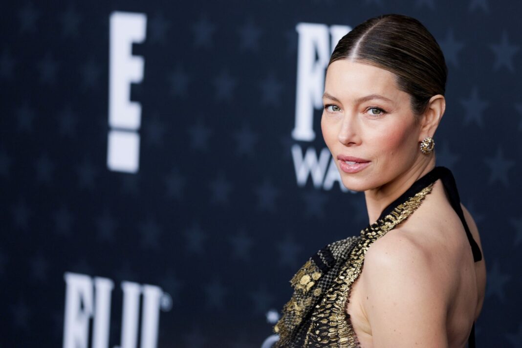 Τζέσικα Μπιλ: Εντυπωσίασε στα Critic Choice Awards και έκλεψε τις εντυπώσεις