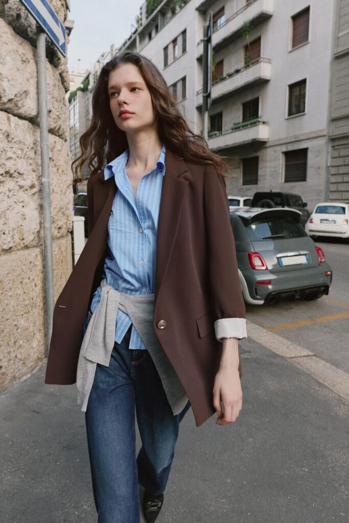 Καφέ και μπλε στα outfits: Ο κομψός συνδυασμός που κυριαρχεί στη μόδα και στο Instagram