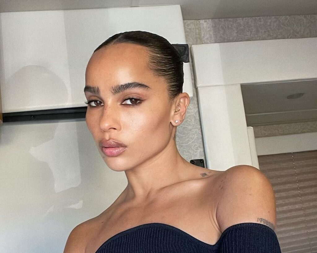 Γιατί το καφέ μολύβι ματιών δείχνει πιο ξεκούραστο από το μαύρο