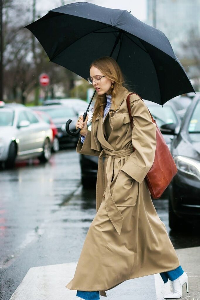 Κομψό ντύσιμο στη βροχή: Πώς να παραμείνετε elegant και καλοντυμένη τις βροχερές ημέρες