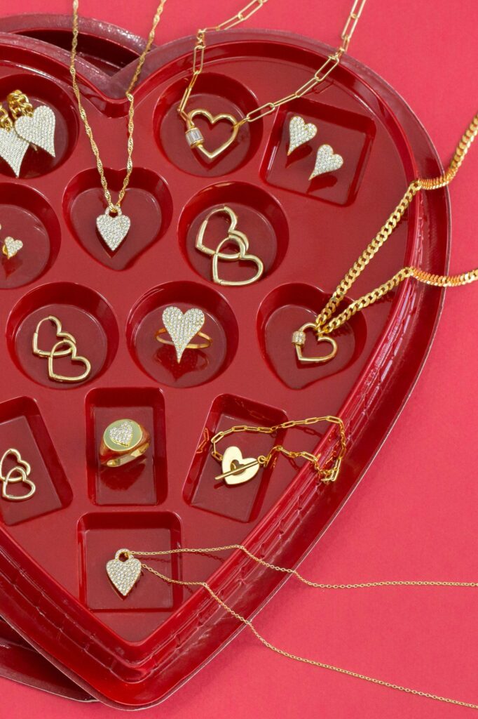 Ιδιαίτερα κοσμήματα για τον Άγιο Βαλεντίνο: Ιδέες για να λάμψεις με στυλ και αυτοπεποίθηση