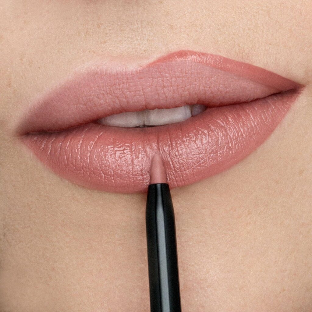 Γιατί το neutral lip liner δείχνει πιο φρέσκο από το nude κραγιόν