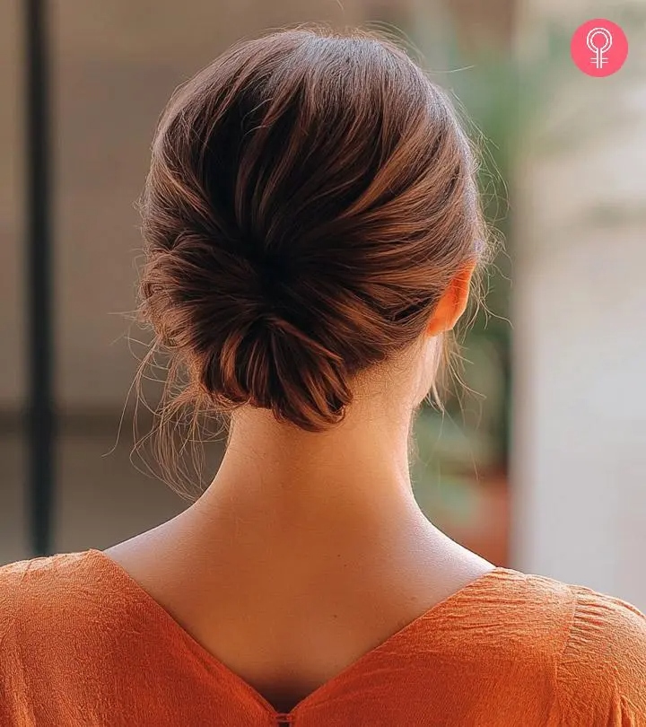 Low bun με χαλαρή βάση: το χτένισμα που δείχνει «ήρεμο»