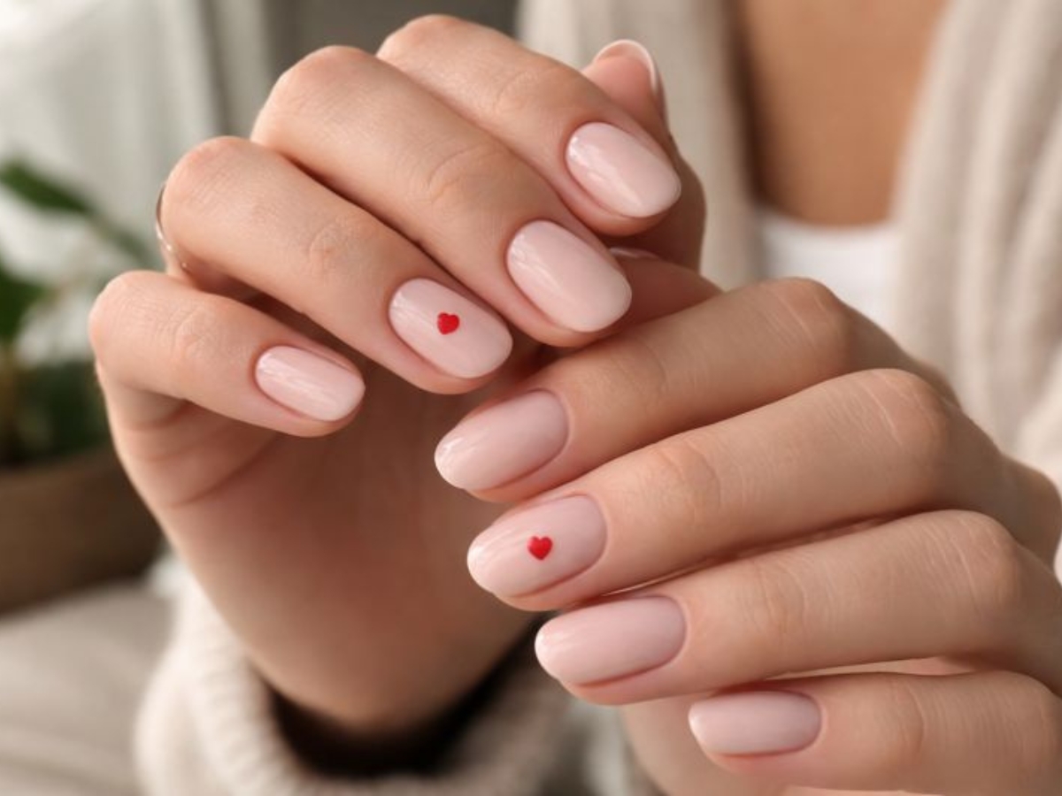 Μικρές καρδιές σε ουδέτερη βάση: Πώς να πετύχεις valentine nails χωρίς να είναι κιτς