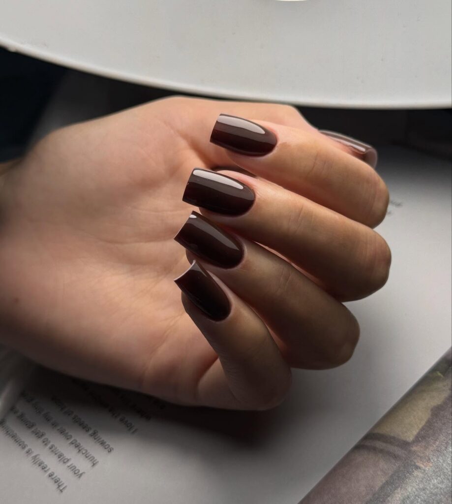 Marron nails: Η καφέ απόχρωση που κυριαρχεί στο χειμερινό μανικιούρ και απογειώνει κάθε εμφάνιση