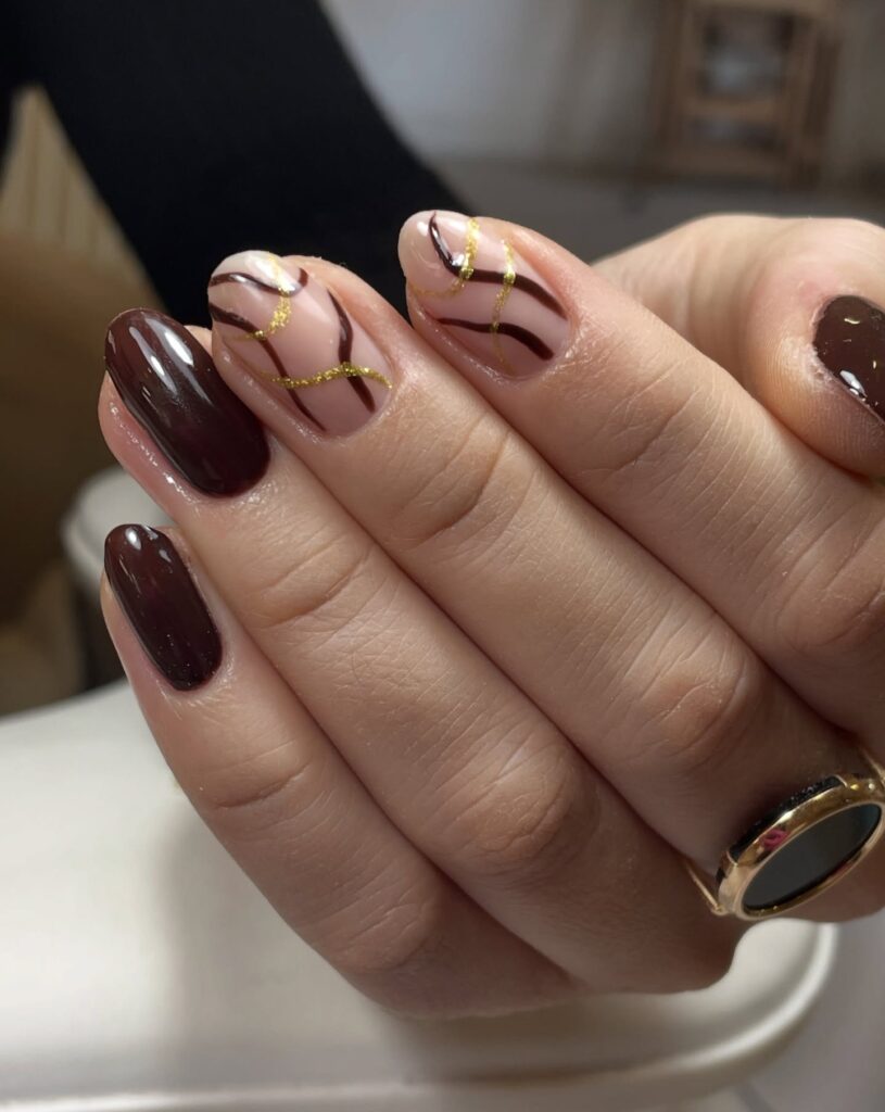 Marron nails: Η καφέ απόχρωση που κυριαρχεί στο χειμερινό μανικιούρ και απογειώνει κάθε εμφάνιση