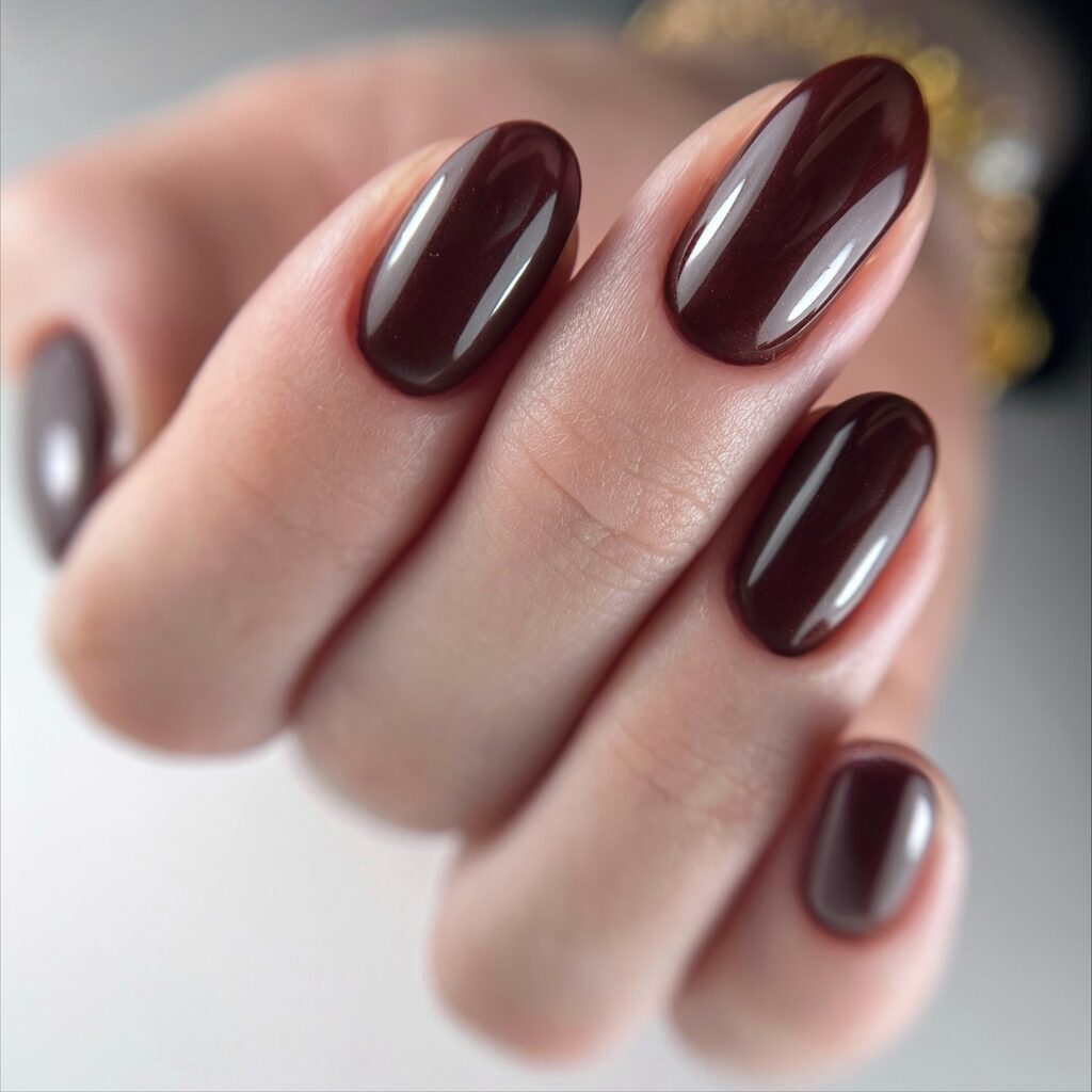 Marron nails: Η καφέ απόχρωση που κυριαρχεί στο χειμερινό μανικιούρ και απογειώνει κάθε εμφάνιση