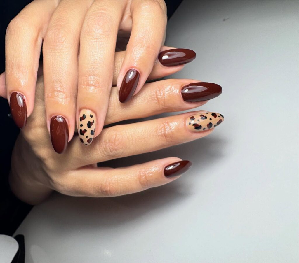 Marron nails: Η καφέ απόχρωση που κυριαρχεί στο χειμερινό μανικιούρ και απογειώνει κάθε εμφάνιση