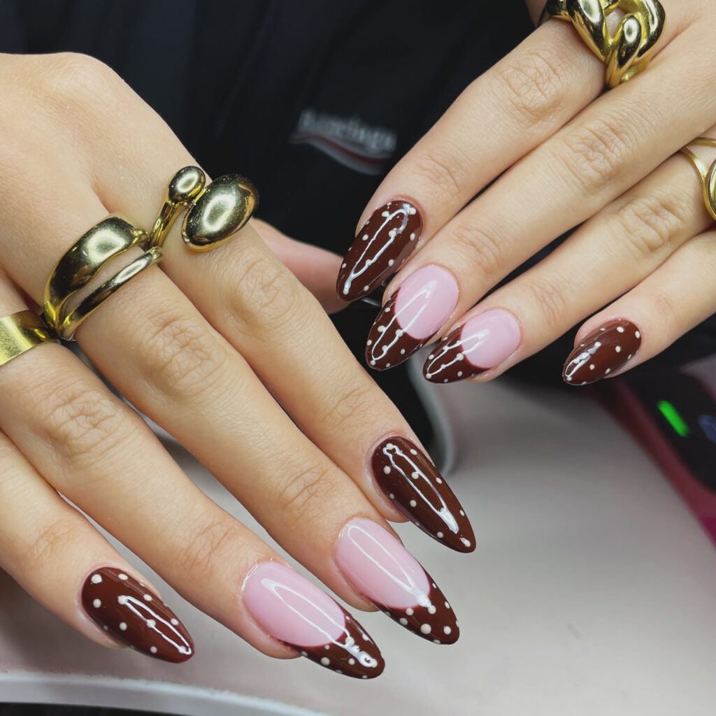 Marron nails: Η καφέ απόχρωση που κυριαρχεί στο χειμερινό μανικιούρ και απογειώνει κάθε εμφάνιση