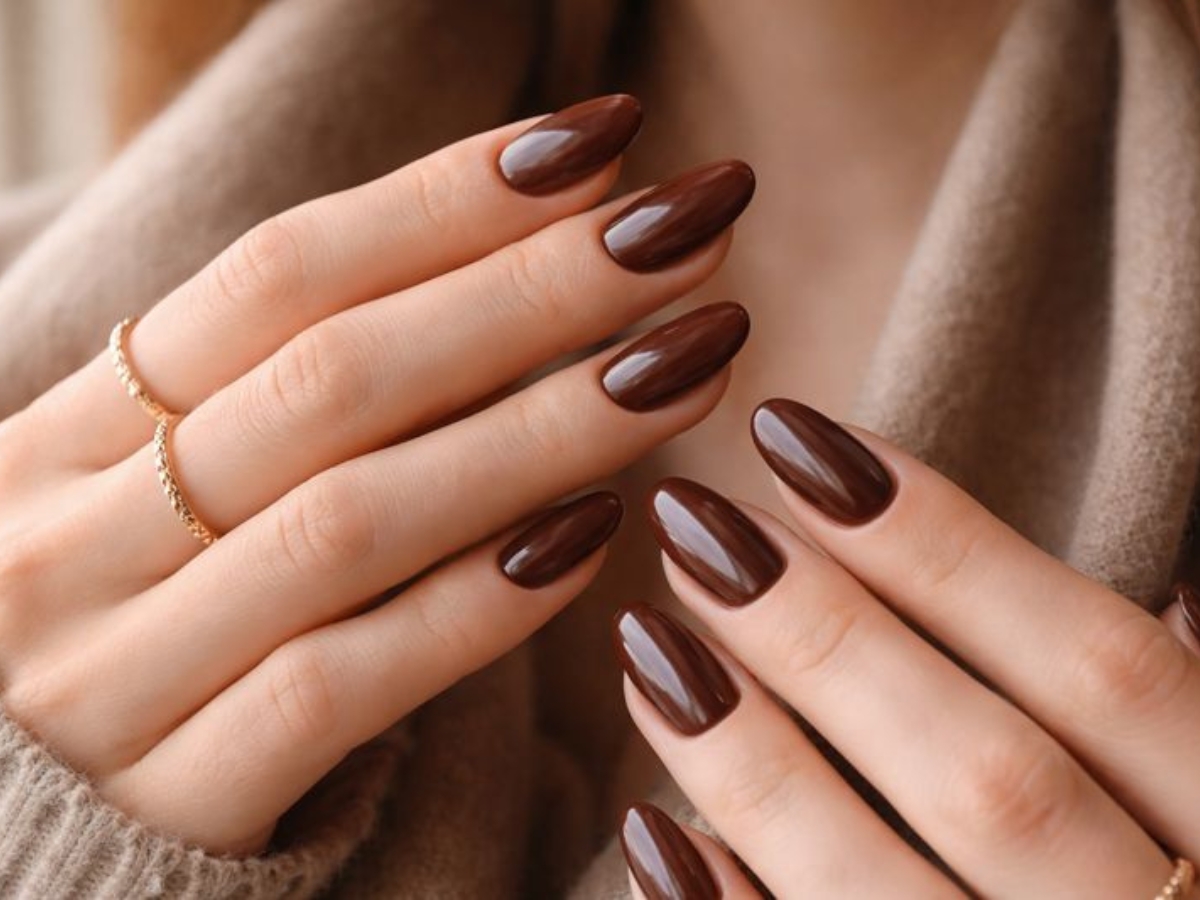 Marron nails: Η καφέ απόχρωση που κυριαρχεί στο χειμερινό μανικιούρ και απογειώνει κάθε εμφάνιση