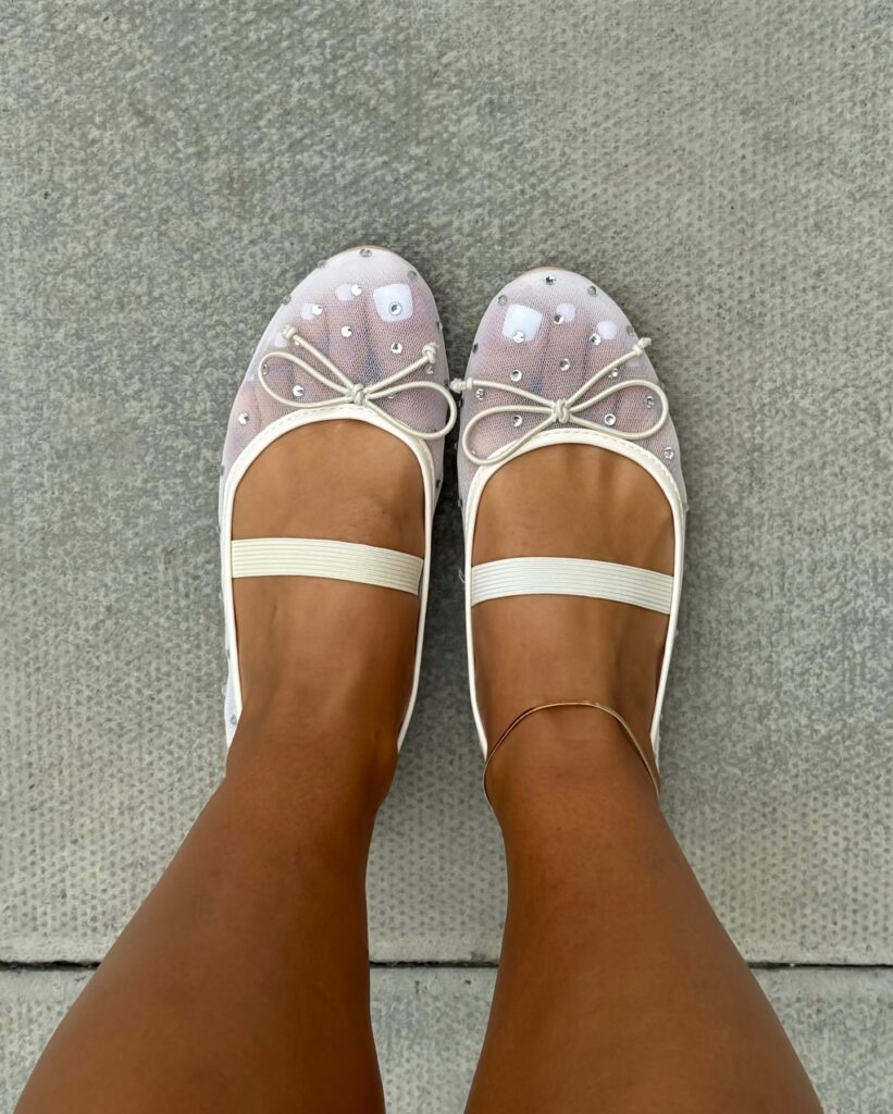 Mesh παπούτσια: γιατί τα διάφανα flats γίνονται η νέα καθημερινή επιλογή