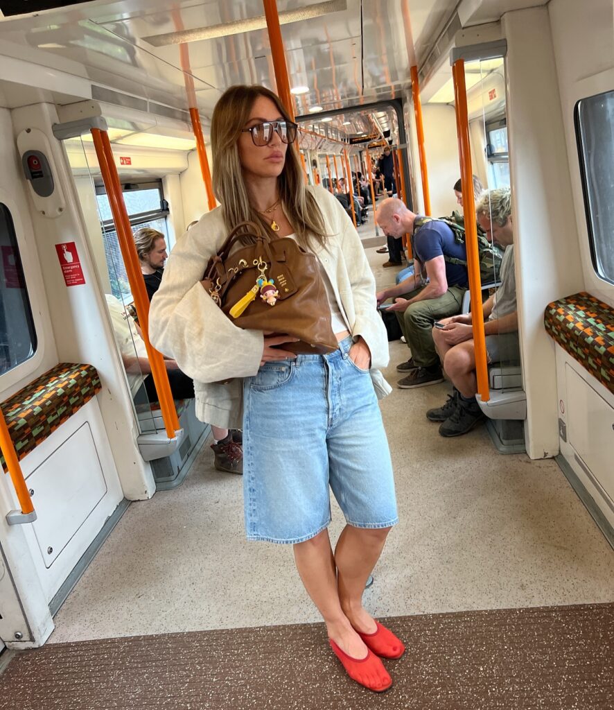 Mesh παπούτσια: γιατί τα διάφανα flats γίνονται η νέα καθημερινή επιλογή