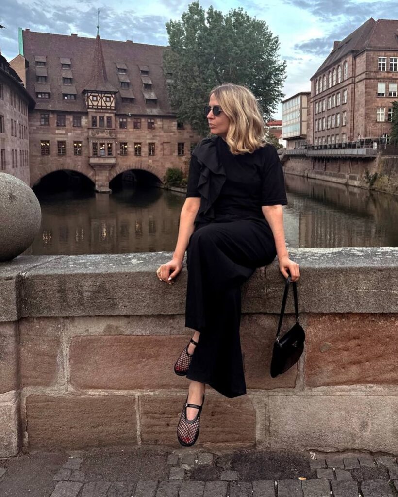 Mesh παπούτσια: γιατί τα διάφανα flats γίνονται η νέα καθημερινή επιλογή