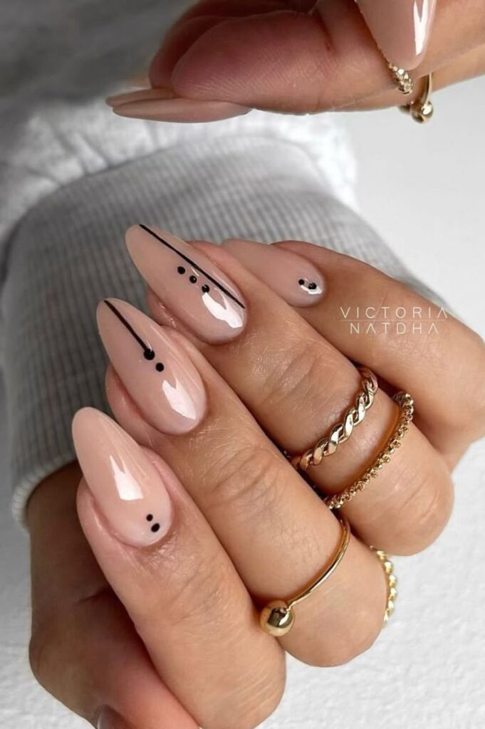 Μίνιμαλ σχέδια νυχιών που δείχνουν ακριβά και πολυτελή