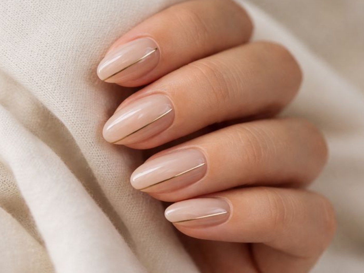 Διάφανη βάση με λεπτή γραμμή στο πλάι: το minimal σχέδιο στα νύχια που ξεχωρίζει