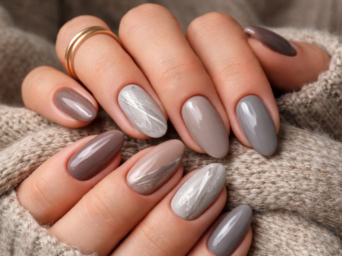 Μόκα και γκρι νύχια: ο ζεστός συνδυασμός χρωμάτων που κυριαρχεί τον χειμώνα