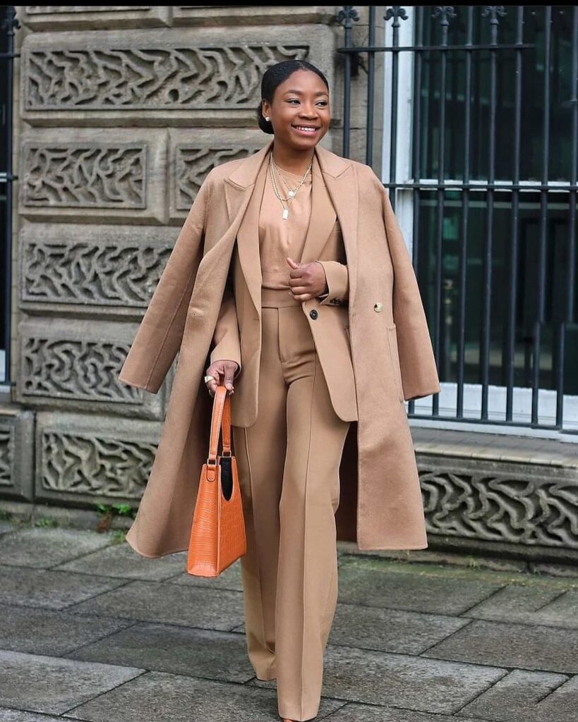 Γιατί τα μονόχρωμα outfit επιστρέφουν ως δήλωση κομψότητας