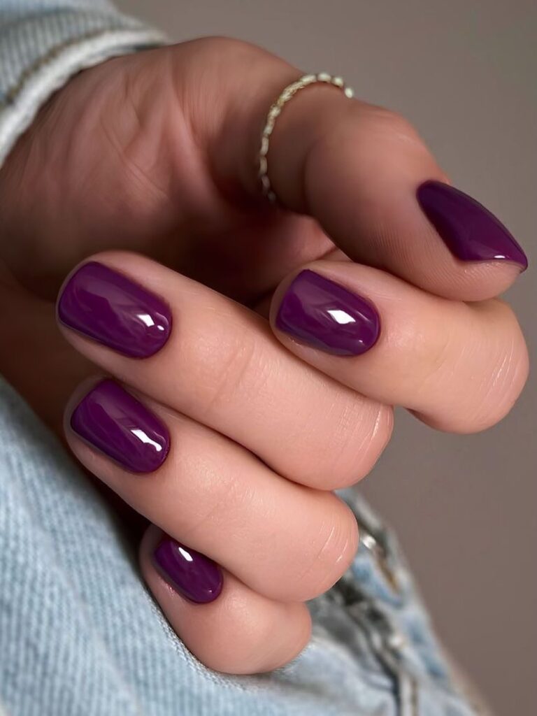 Βαθύ μωβ και σμαραγδί: τα χρώματα που δίνουν ένταση και πολυτέλεια στο μανικιούρ