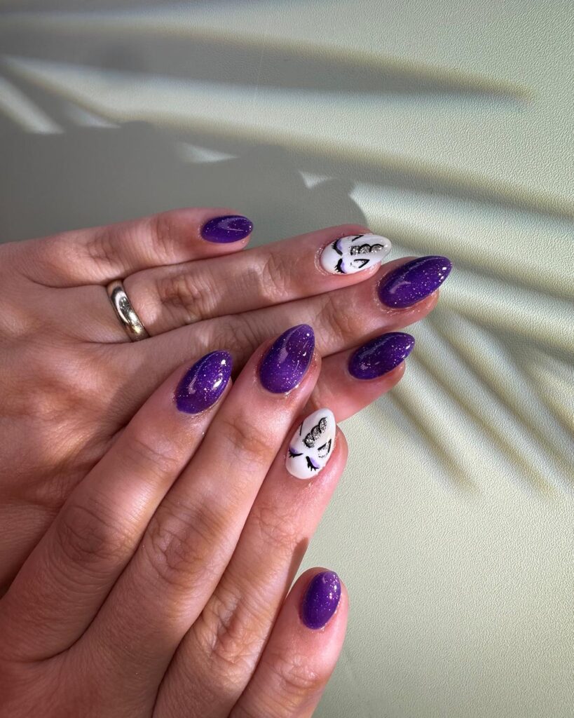 Βαθύ μωβ και σμαραγδί: τα χρώματα που δίνουν ένταση και πολυτέλεια στο μανικιούρ