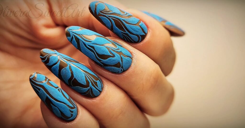 Blue Suede: ο συνδυασμός γαλάζιο και καφέ στα νύχια για το απόλυτο μανικιούρ