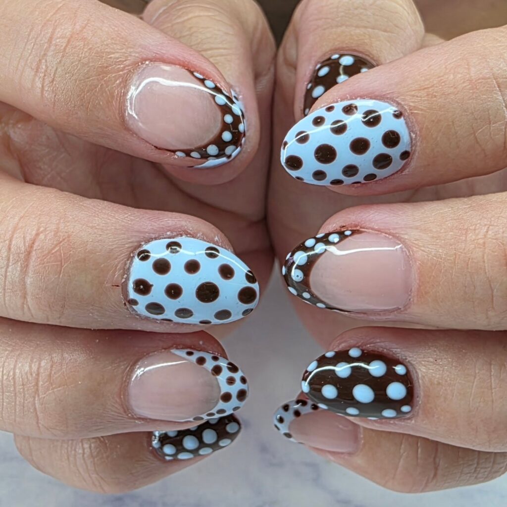 Blue Suede: ο συνδυασμός γαλάζιο και καφέ στα νύχια για το απόλυτο μανικιούρ