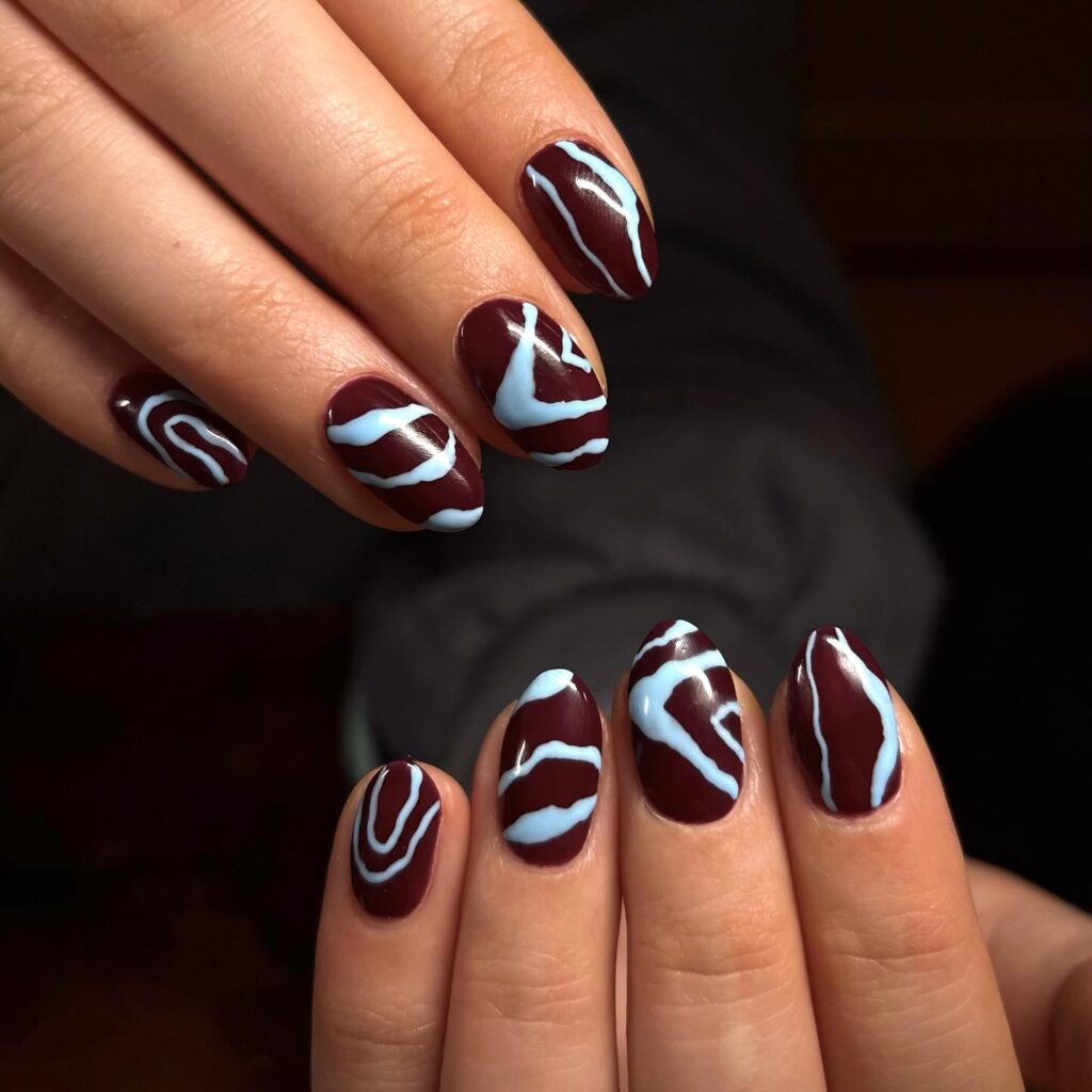 Blue Suede: ο συνδυασμός γαλάζιο και καφέ στα νύχια για το απόλυτο μανικιούρ