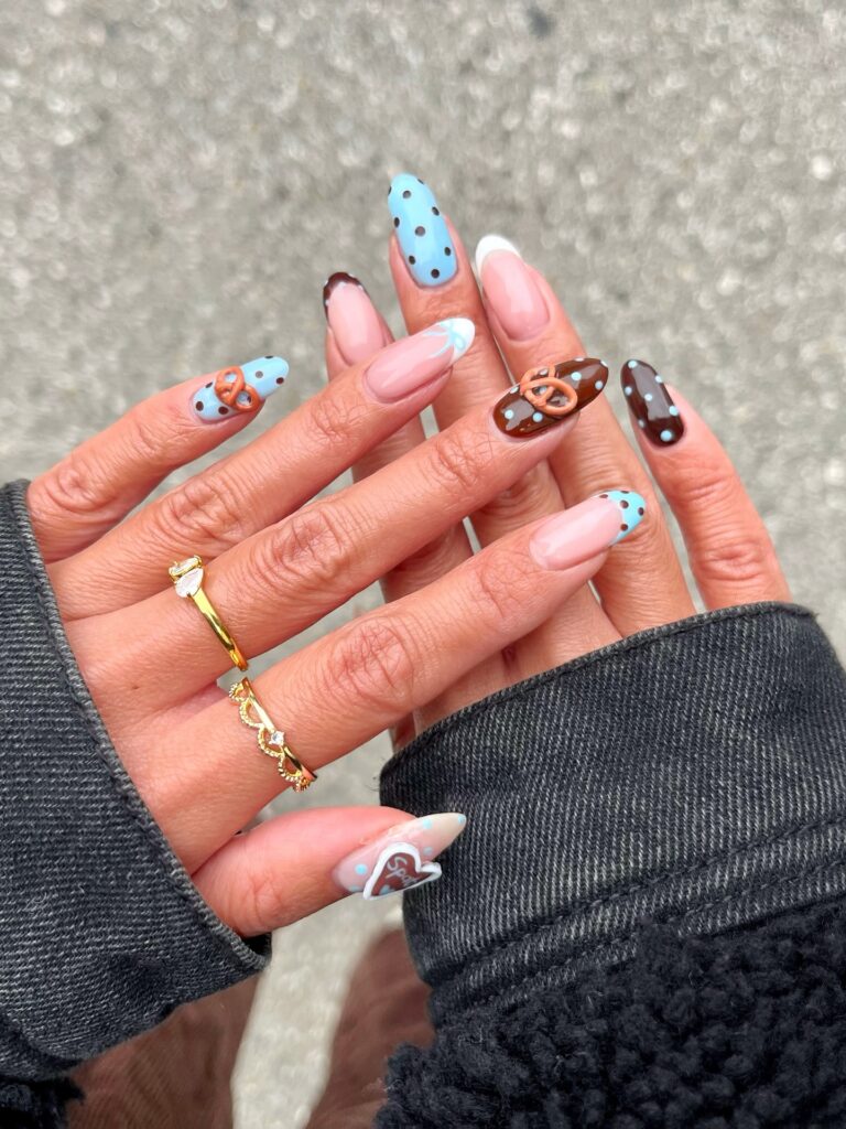 Blue Suede: ο συνδυασμός γαλάζιο και καφέ στα νύχια για το απόλυτο μανικιούρ