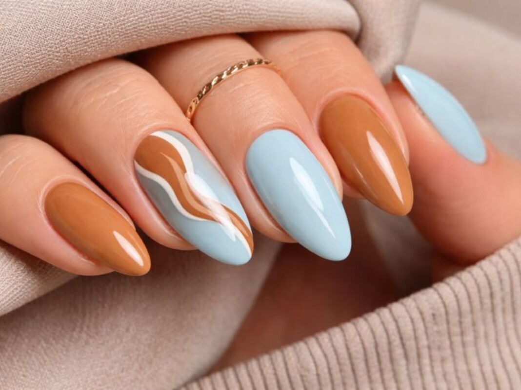 Blue Suede: ο συνδυασμός γαλάζιο και καφέ στα νύχια για το απόλυτο μανικιούρ