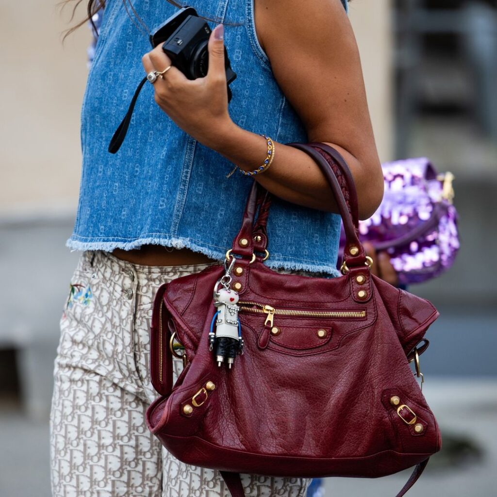 Τσάντες σε βαθύ μπορντό: Το χρώμα που αντικαθιστά το μαύρο