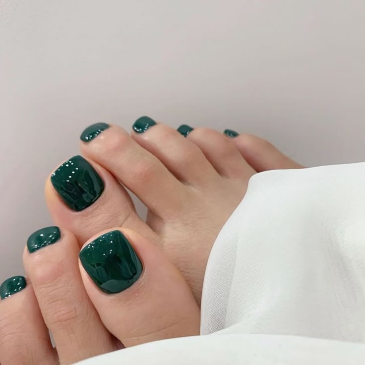 Πεντικιούρ σε muted πράσινο για χειμωνιάτικο look