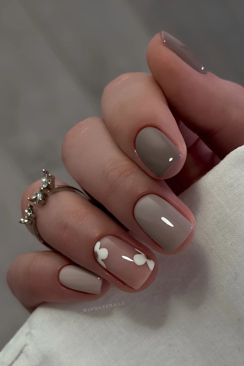 Sheer grey με ροζ βάση: Το νέο 