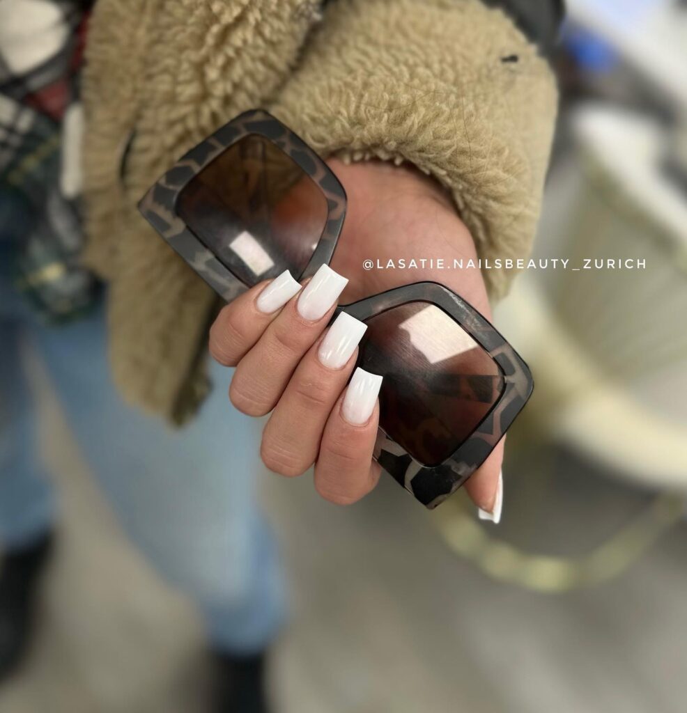 Opaque white νύχια: το καθαρό λευκό που αντικαθιστά το γαλλικό