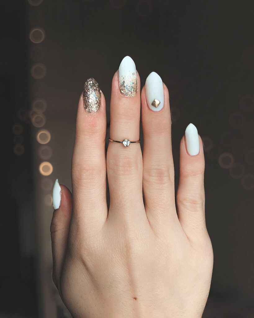 Opaque white νύχια: το καθαρό λευκό που αντικαθιστά το γαλλικό