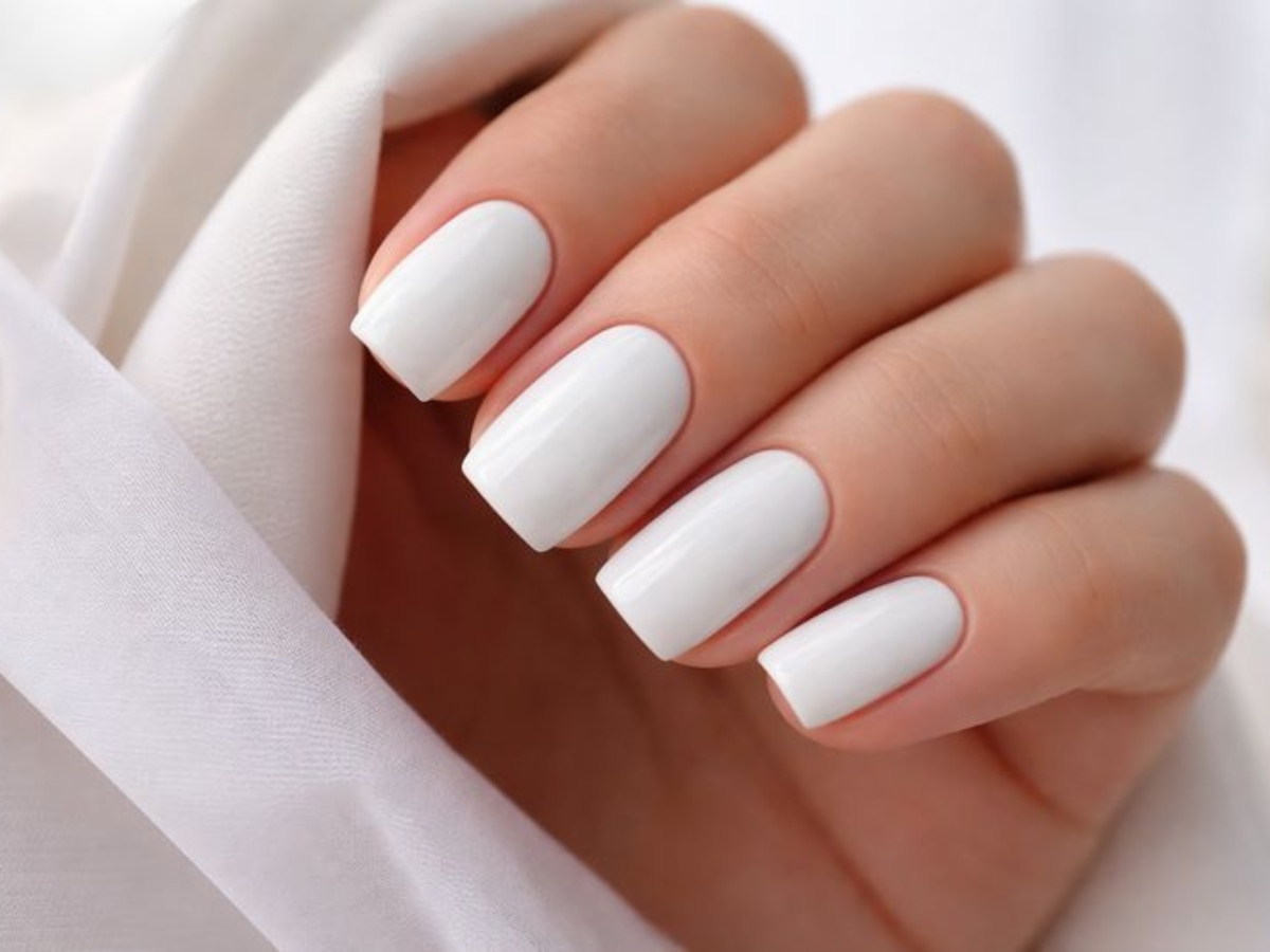 Opaque white νύχια: το καθαρό λευκό που αντικαθιστά το γαλλικό