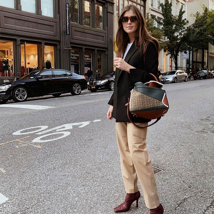 Παπούτσια με τετράγωνη μύτη: γιατί δείχνουν πιο σύγχρονα