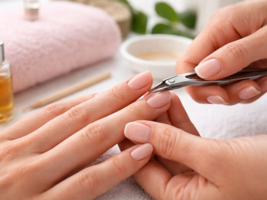 Πετσάκια στα νύχια: τα κόβουμε ή όχι; Τι απαντούν οι ειδικοί