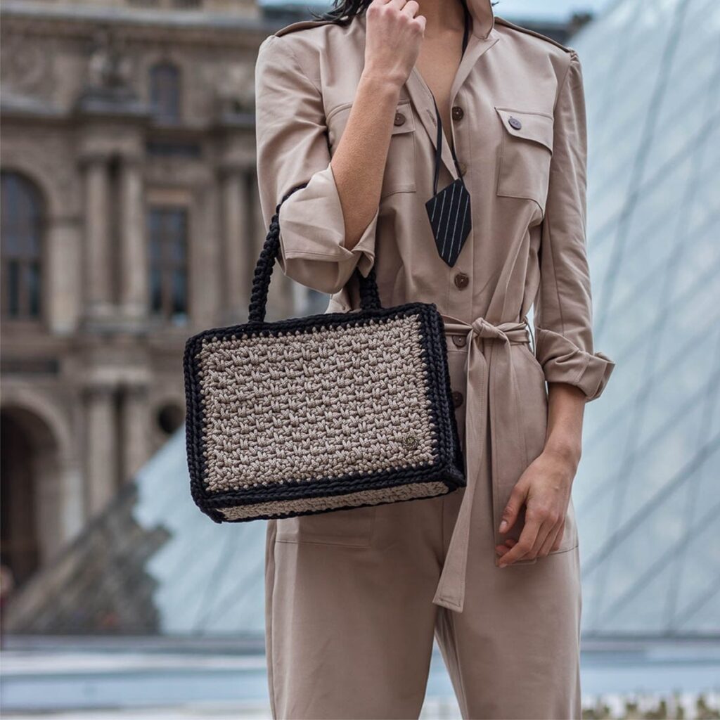 Πλεκτές τσάντες πόλης: Γιατί επανέρχονται εκτός καλοκαιριού