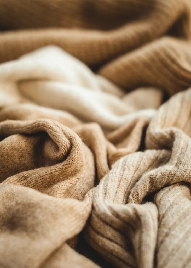 Ψωνίστε έξυπνα για την ντουλάπα σας: Τι να ψάξετε, τι να αποφύγετε και πώς να αναγνωρίσετε την ποιότητα