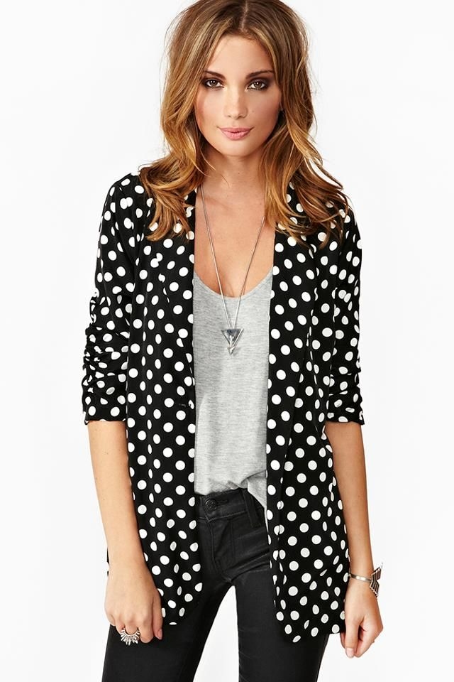 Πουά τον χειμώνα: Πώς να το φορέσεις σωστά και να δείχνεις πάντα κομψή