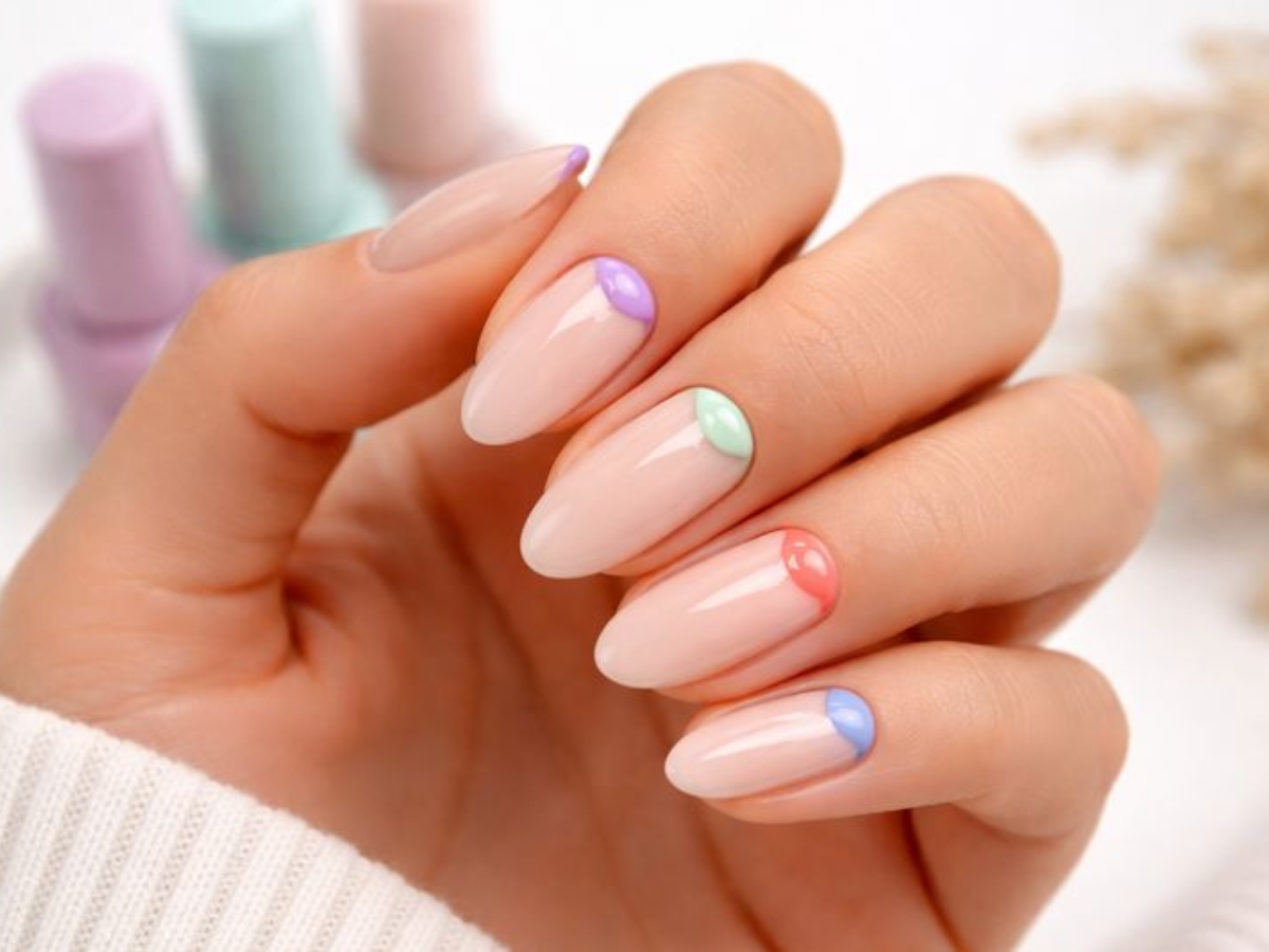 Reverse french manicure: minimal γραμμές και χρωματιστές άκρες για μοντέρνα μανικιούρ